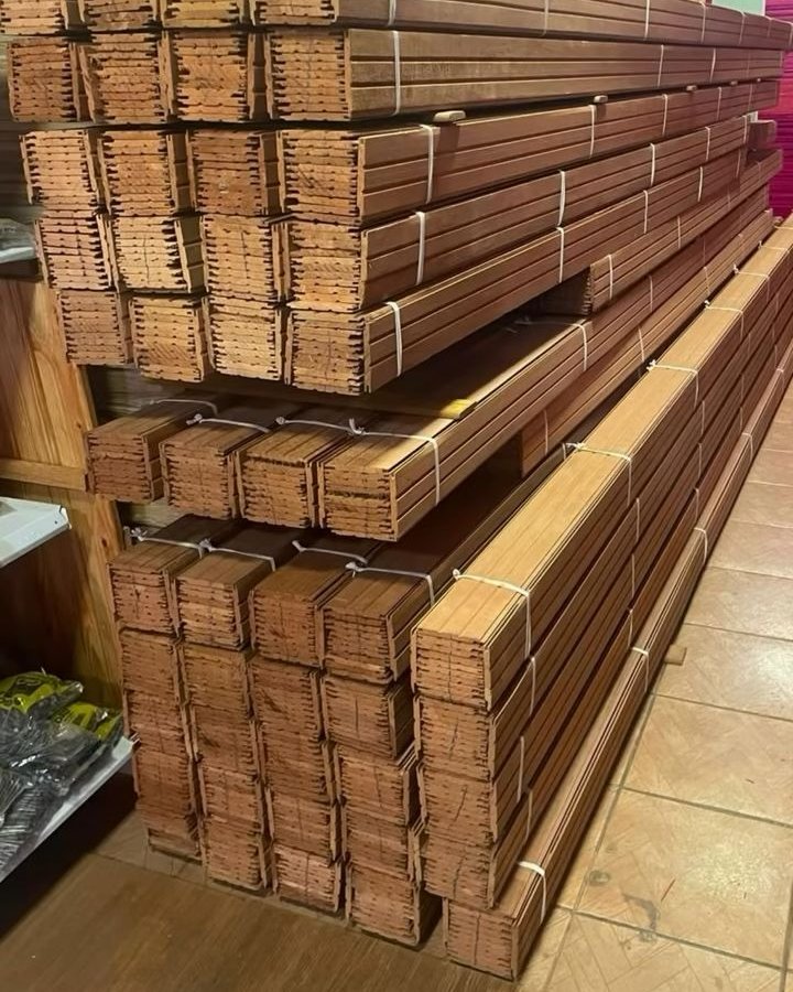 Estoque de forro de cedrinho organizado na loja