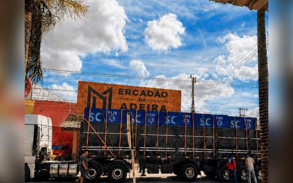 Caminhão carregado em frente à loja Mercadão da Madeira