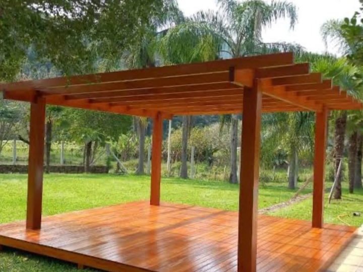Pergolado de angelim vermelho com deck de cumaru